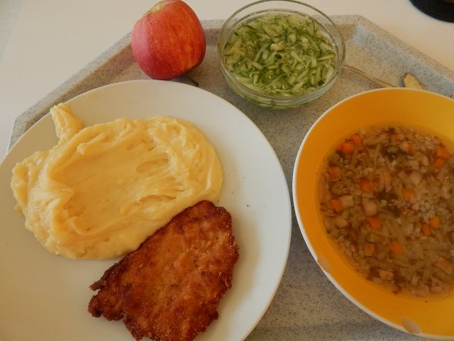 kedlubnová polévka s pohankou, kuřecí řízek, bramborová kaše