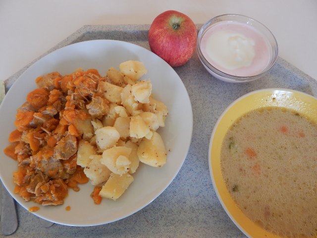 jarní zeleninová polévka, vepřové kostky v mrkvi, brambor