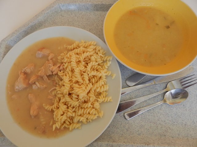 hrstková polévka, krůtí na paprice, těstoviny