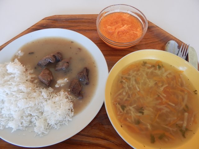 vývar s těstovinami, hovězí pečeně na houbách, rýže