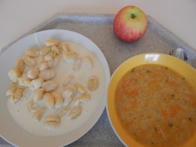 zeleninová polévka s jáhly, gnocchi se smetanovou omáčkou