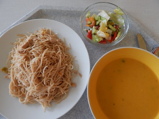 dýňová polévka, čínské nudle se zeleninou a masem