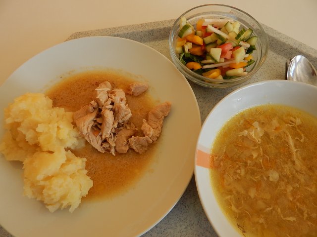 pórková polévka, krůtí maso v medové marinádě, brambory