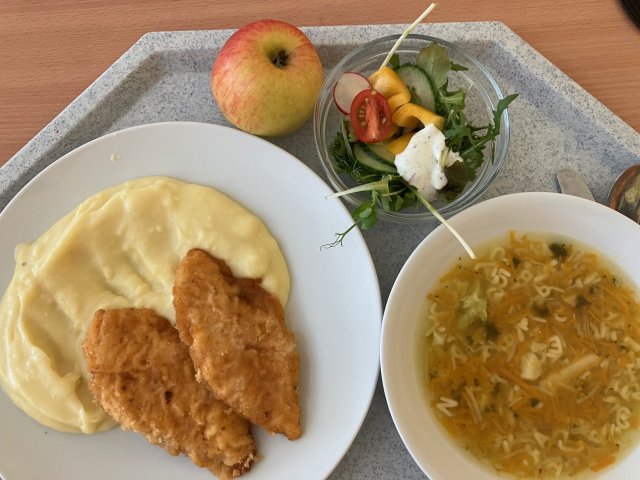 hrstková polévka, kuřecí řízek s bramborovou kaší