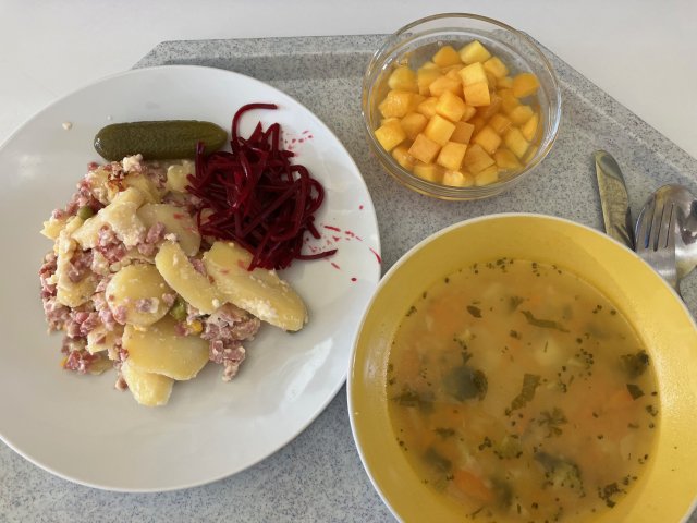 jáhlová s mrkví, zapečené brambory s uzeným