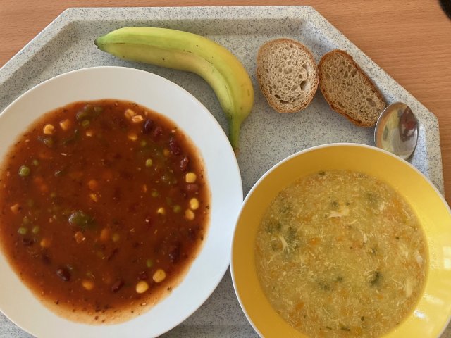 krupicová polévka s vejcem, baskidské fazole