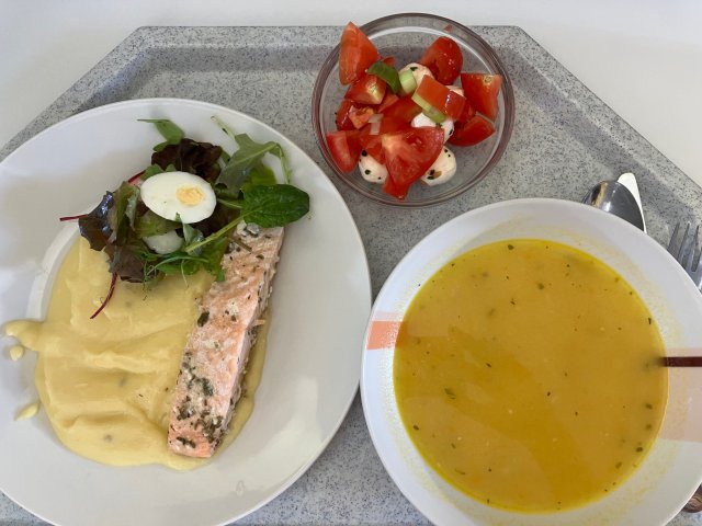 zeleninový krém, losos na másle s bramborovou kaší