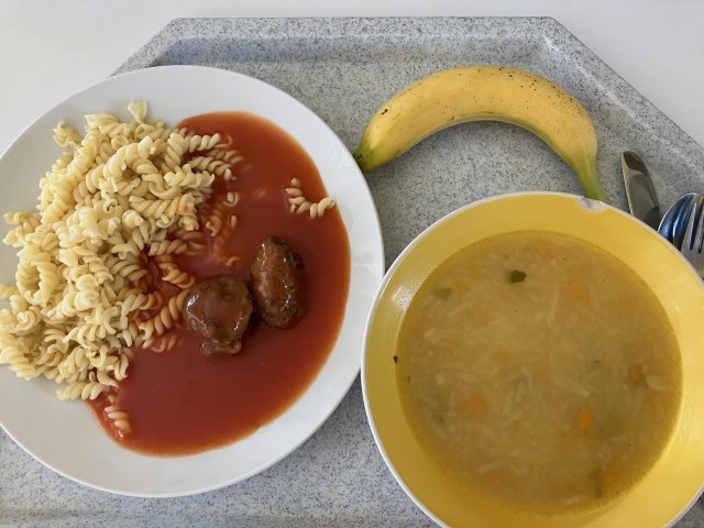 kedlubnová polévka s pohankou, čufty s rajskou omáčkou, těstoviny