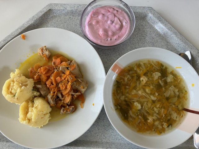 vývar s noky, vepřové v mrkvi, brambory