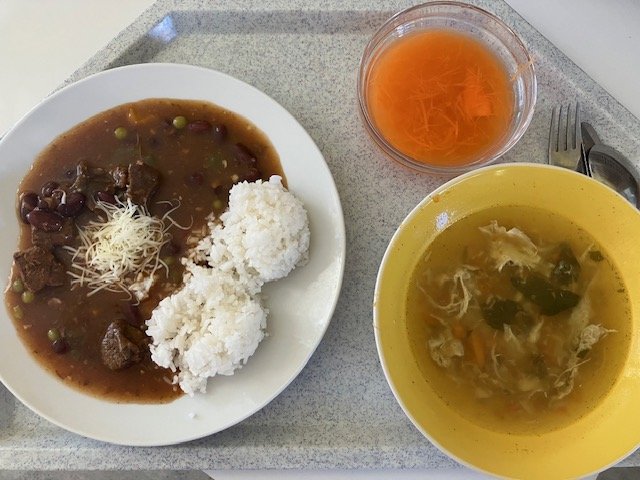 kmínová polévka s vejci, mexický guláš, rýže