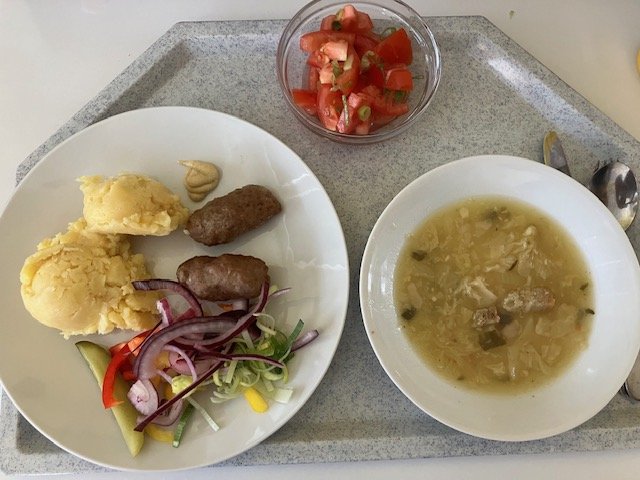 kapustová polévka, čevapčiči, šťouchané brambory