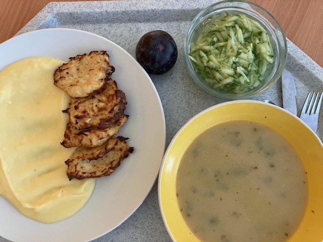 celerový krém, květákové placičky, brambory