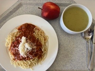 cuketová polévka, milánské špagety se sýrem