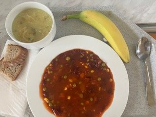 krupicová polévka s vejcem, baskidské fazole