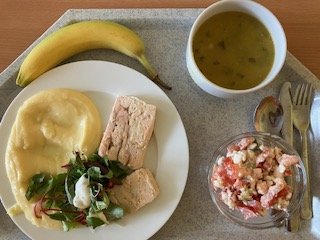 zeleninový krém, losos na másle s bramborovou kaší