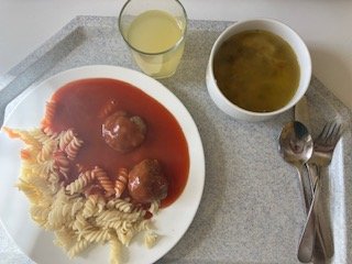 kedlubnová polévka s pohankou, čufty s rajskou omáčkou a těstovinami