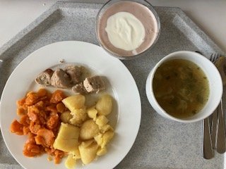 vývar s noky, vepřové s dušenou mrkví a brambory