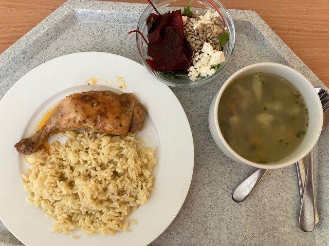 hovězí polévka, pečené kuře s těstovinovou rýží