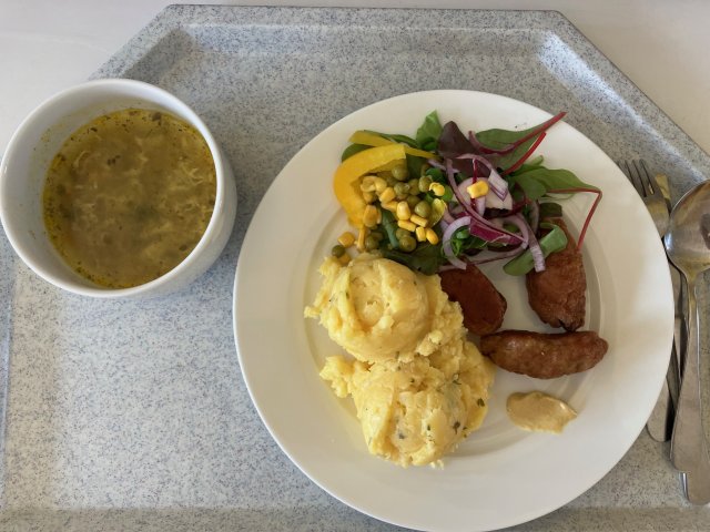 kapustová polévka, čevapčiči, šťouchané brambory