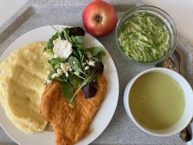 hráškový krém, kuřecí řízek s bramborovou kaší