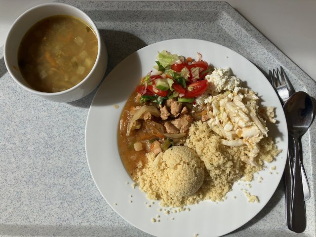 kedlubnová polévka s pohankou, krůtí maso po čínsku s kuskusem