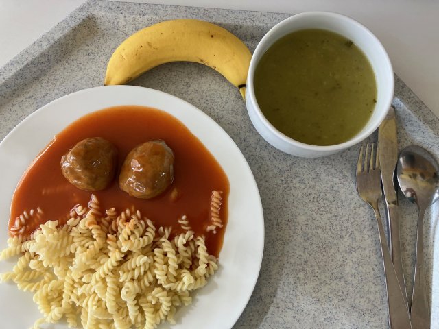 hovězí vývar, masové koule v rajské omáčce s těstovinami