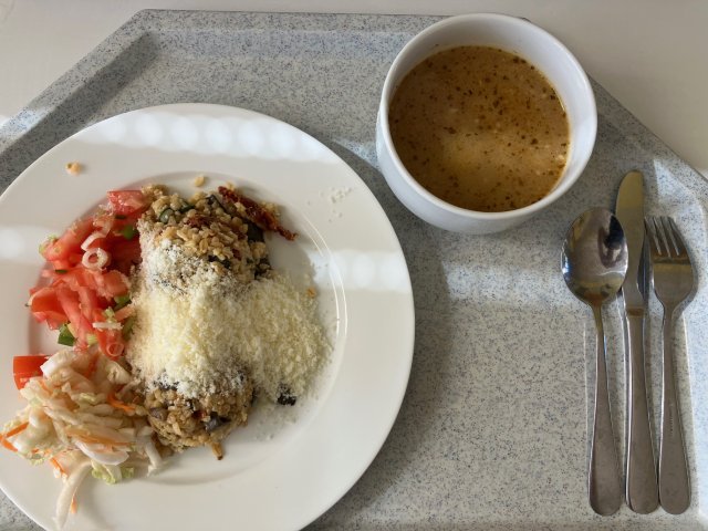 gulášovka, bulgur se sušenými rajčaty, žampiony a špenátem