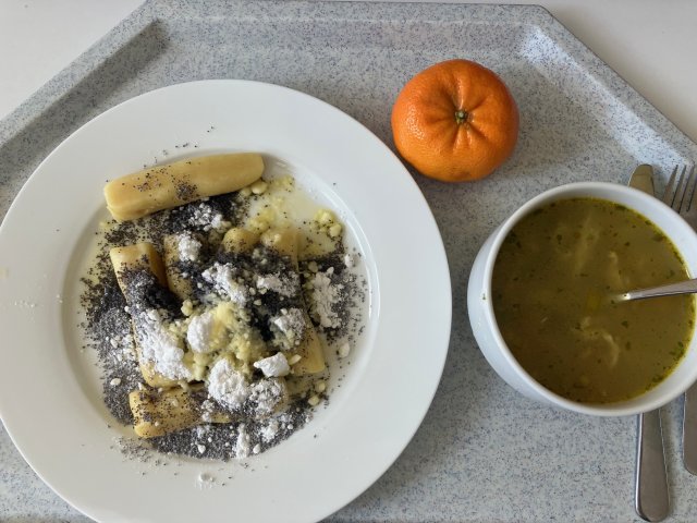 kmínová polévka s vejci, bramborové šišky s mákem