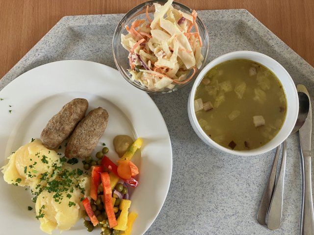 kapustová polévka, čevabčiči se šťouchanými brambory